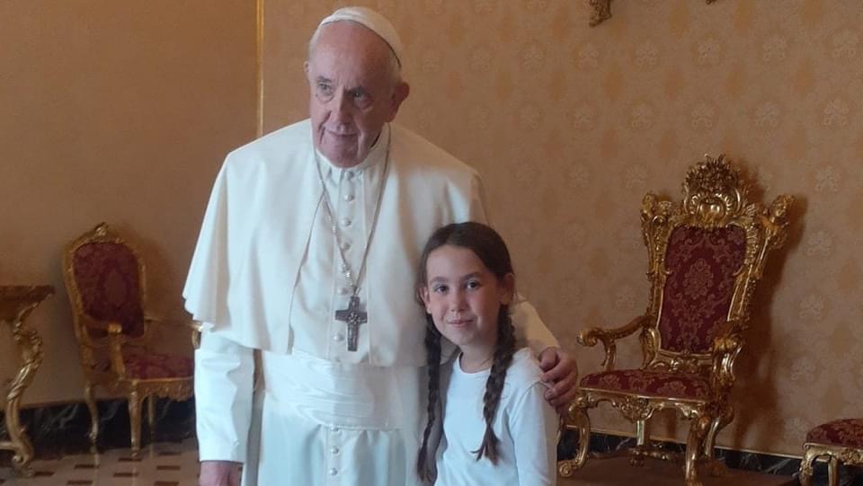 “Fiammetta, hai smosso il mondo!” Papa Francesco incontra la bambina “star” in Dad tra le capre di papà. “Verrò in Trentino”