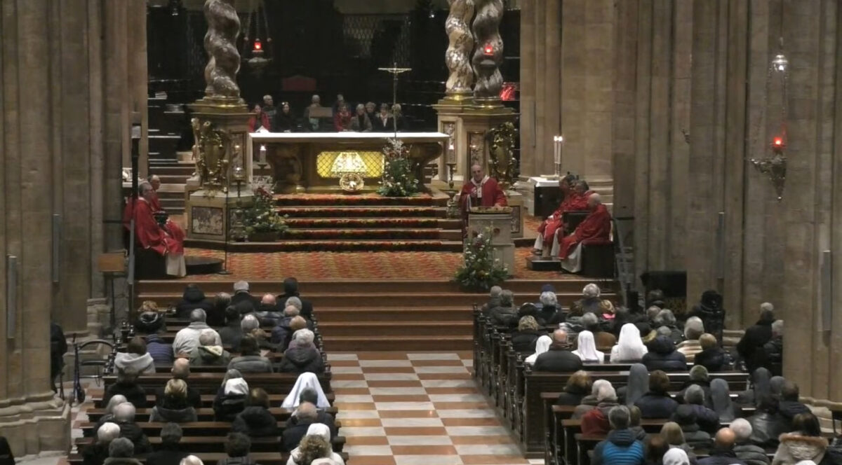 In Duomo la Messa in suffragio del Papa emerito. “Come lui possiamo ripetere: Signore, ti amo”