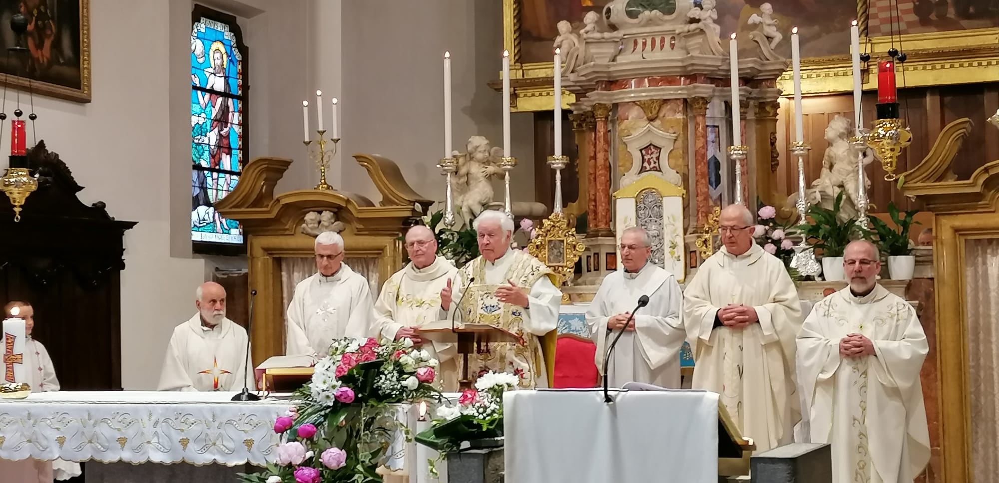 Festa a Tesero per i 60 anni di sacerdozio di don Carlo Gilmozzi e per i 55 anni di don Bruno Daprà