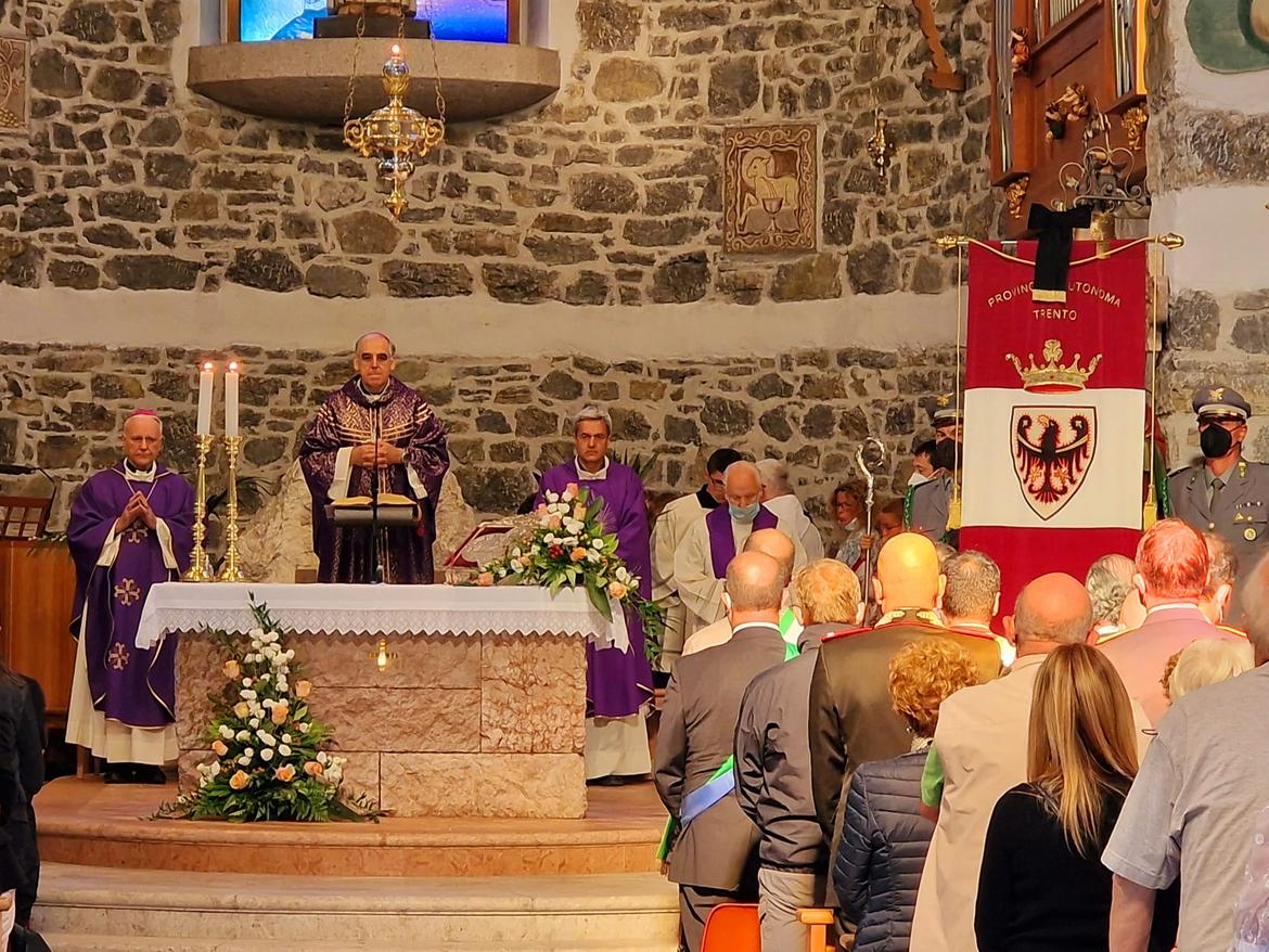 Marmolada, la messa del vescovo Lauro a Canazei: “Nessuna parola riesce a contenere il dramma che stiamo vivendo”