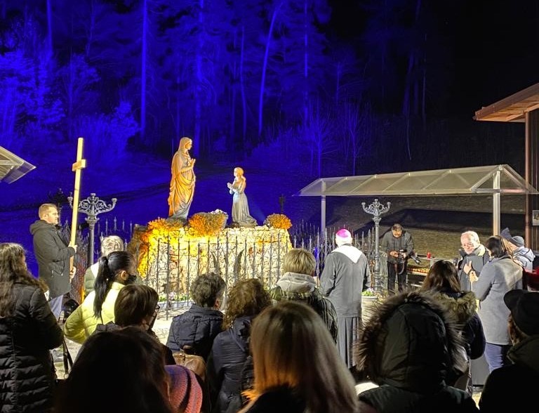 Da Montagnaga l’invocazione per la pace di trentini e ucraini. Il vescovo Lauro recita la preghiera di consacrazione dell’umanità a Maria – VIDEO E INTERVISTE